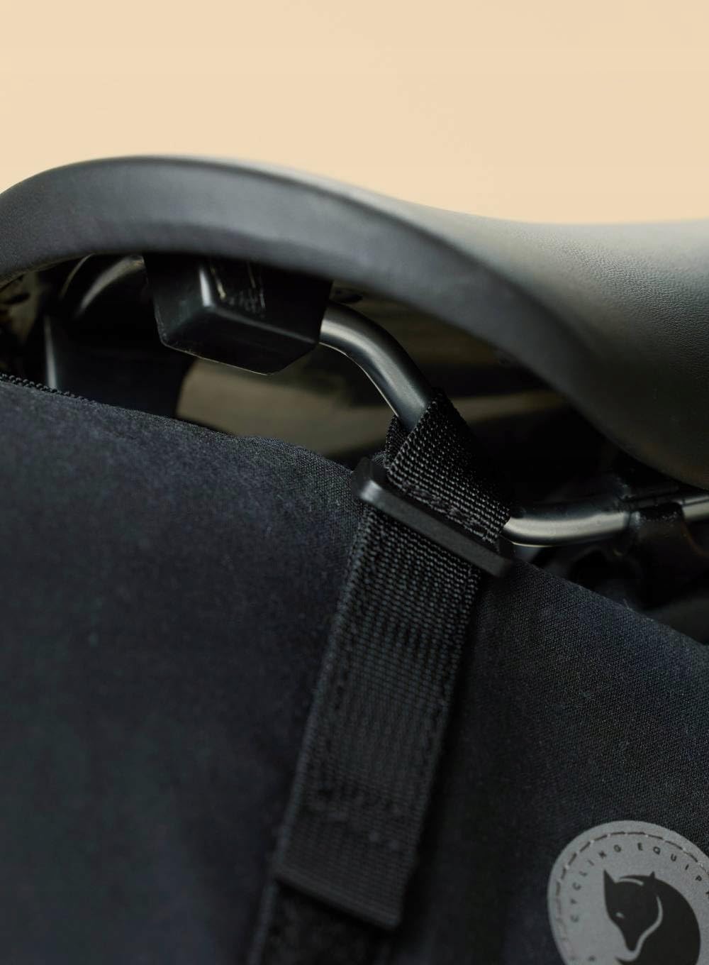 fj-llr-ven-hoja-seatbag-fahrrad-satteltasche-1-2-liter-schwarz-vinylon-mit-wasse image 6