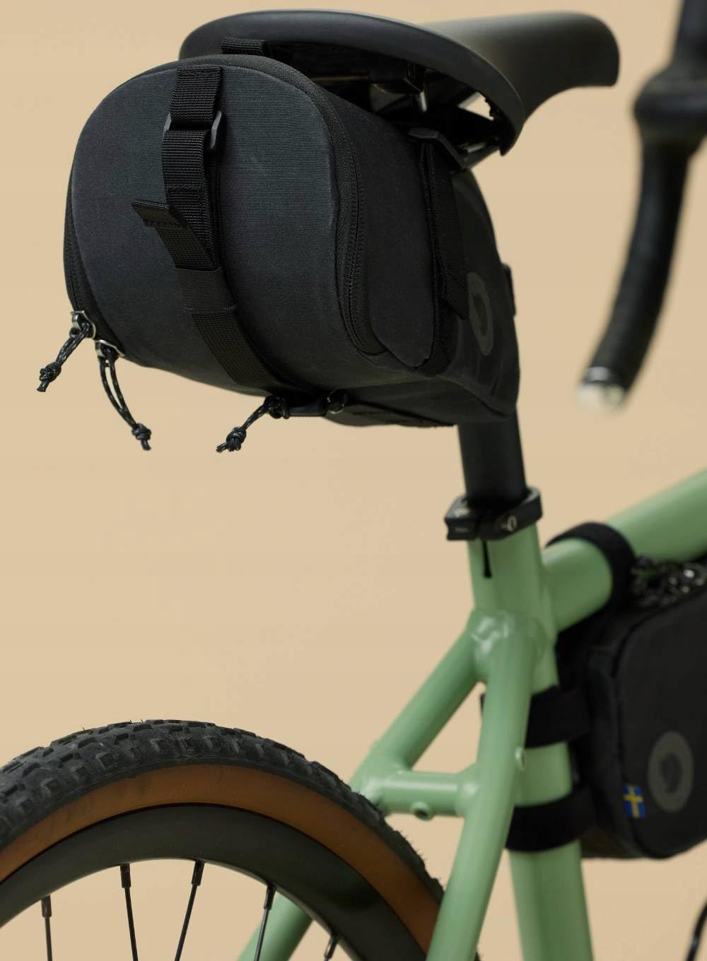 fj-llr-ven-hoja-seatbag-fahrrad-satteltasche-1-2-liter-schwarz-vinylon-mit-wasse image 7
