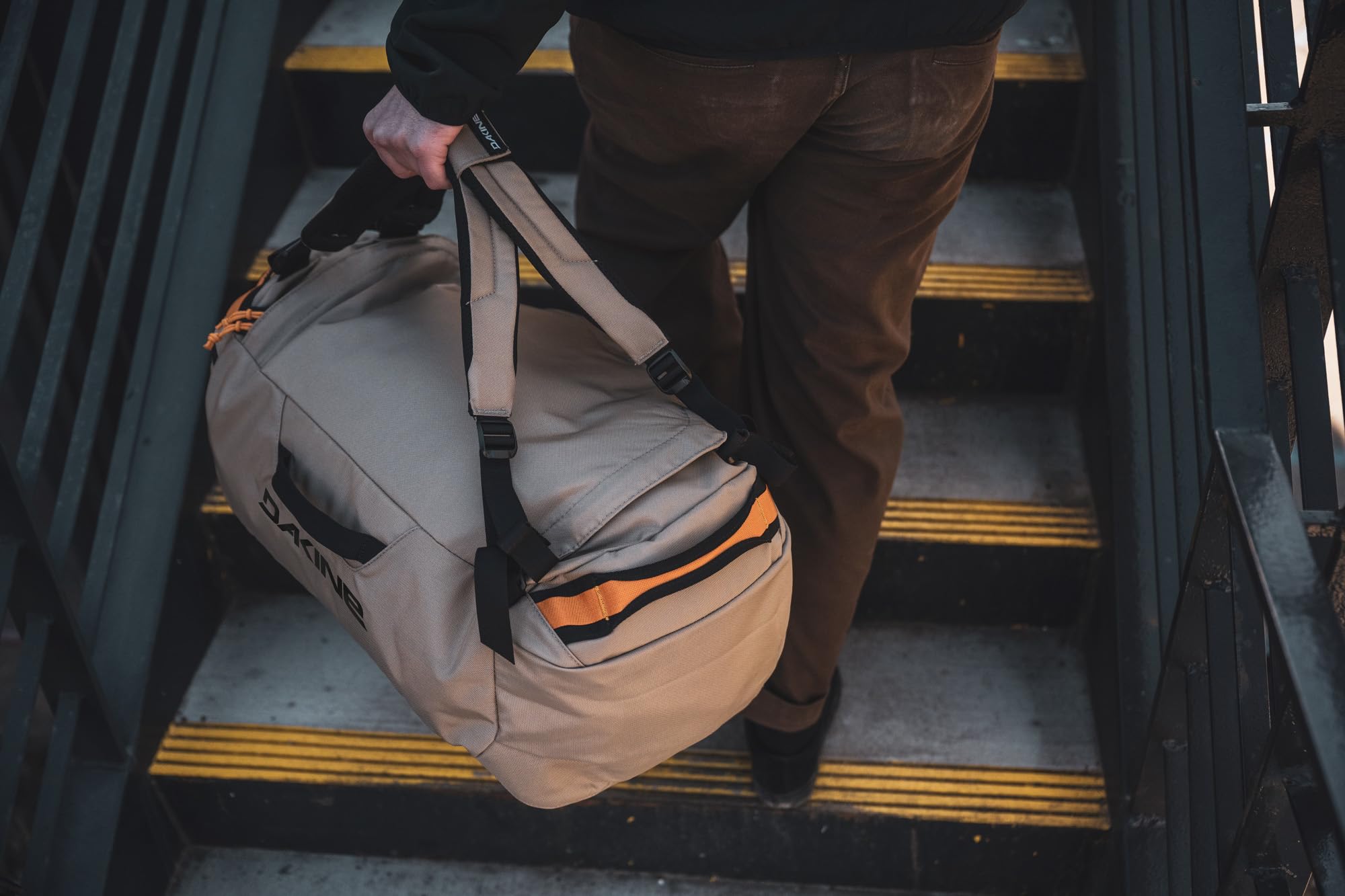 dakine-ranger-duffle-60l-reisetasche-wetterfeste-sportduffle-aus-900d-gewebe-mit image 3